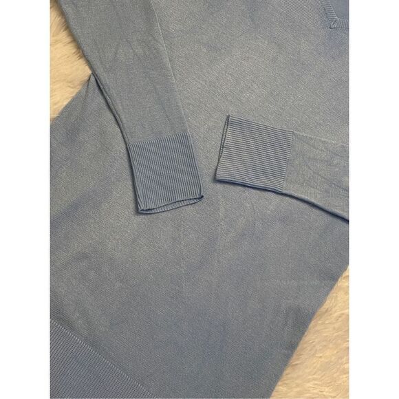 Liz Lange Maternity SZ M Woman’s Stylish Baby Blue V-Neck Top/Blouse/Sweater - Picture 8 of 10